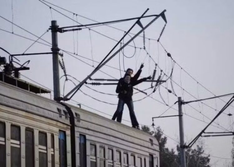 В Дніпрі зняли на відео підлітків, які чіплялися за трамвай під час дощу