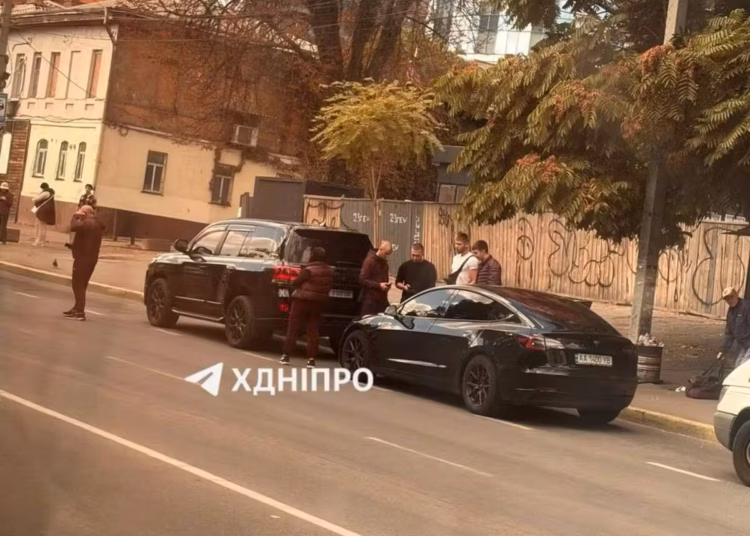 В Дніпрі водій дрифтував і ледь не врізався в зупинку